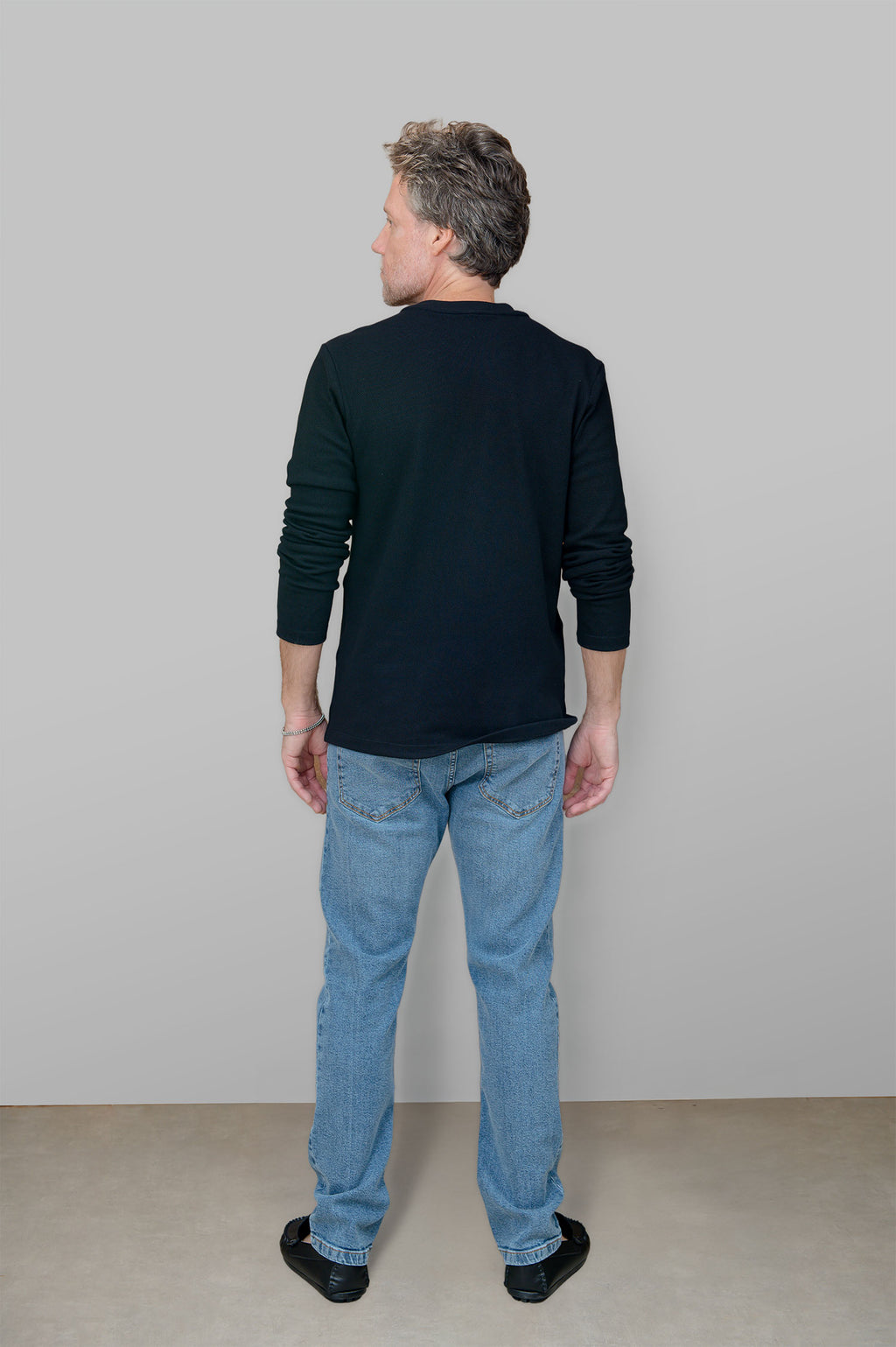 Camiseta Manga Longa em Malha Texturizada Preta (Composição diferente)